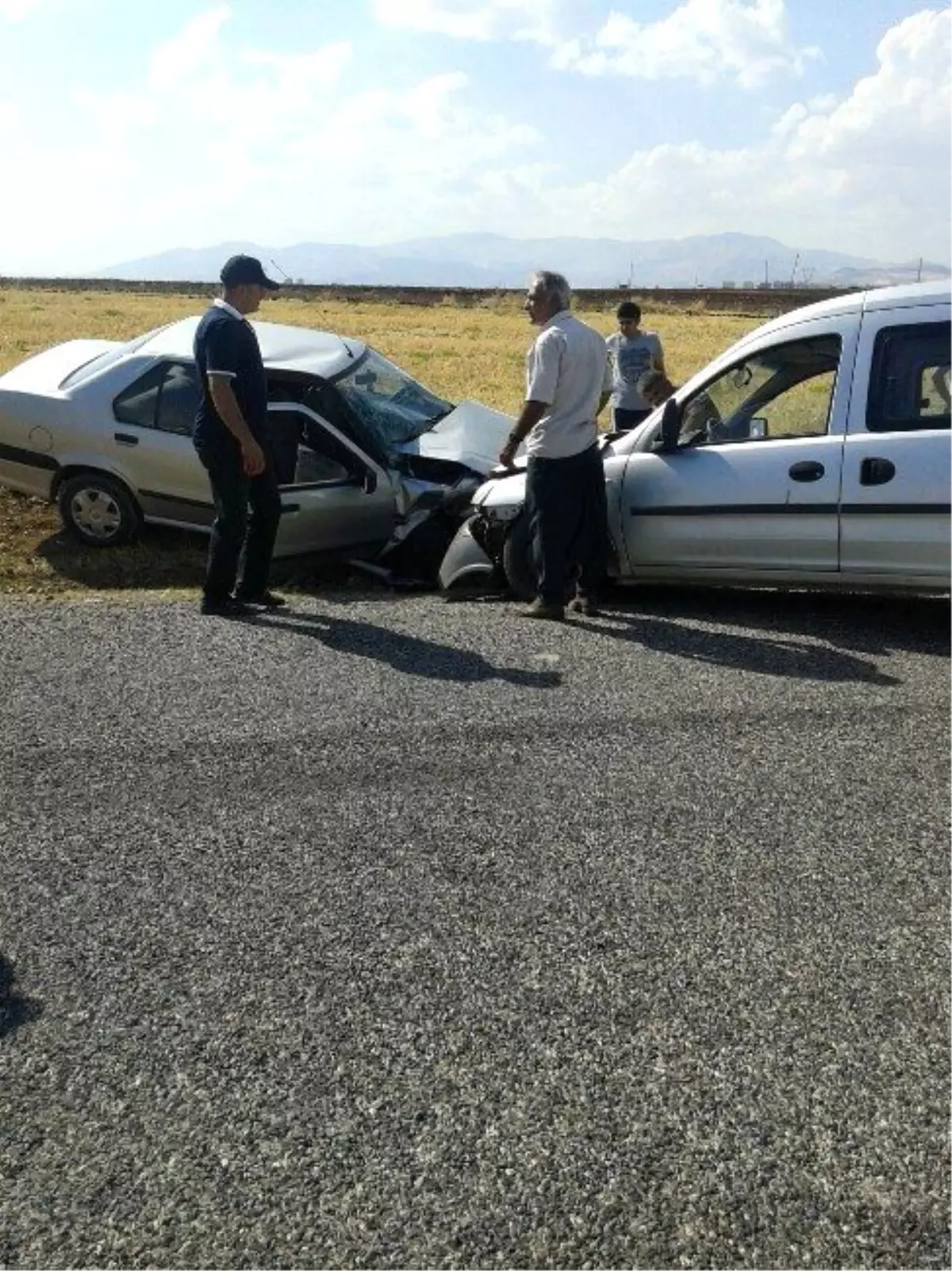 Otomobil ile Hafif Ticari Araç Çarpıştı: 3 Yaralı