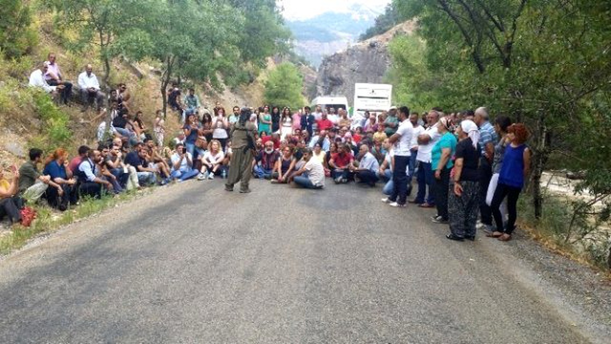 PKK\'lılar Tunceli\'de Yol Kesip Propaganda Yaptı