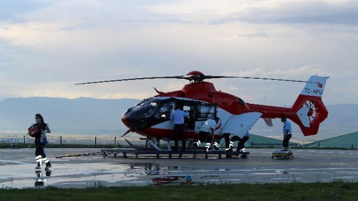 Şenkaya\'da Teröristlerle Çıkan Çatışmada Ağır Yaralanan Korucu, Ambulans Helikopterle Erzurum\'a...