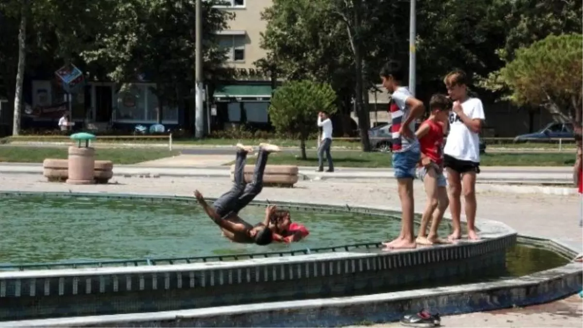 Sıcaktan Bunalan Çocuklar Süs Havuzunda Serinlediler