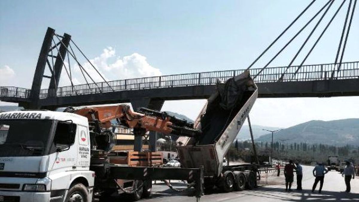 TIR\'ın Açılan Dorsesi Üst Geçide Çarptı