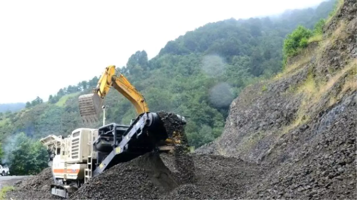 Trabzon\'da Yolların Bakımı İçin Seyyar Konkasör Kuruldu