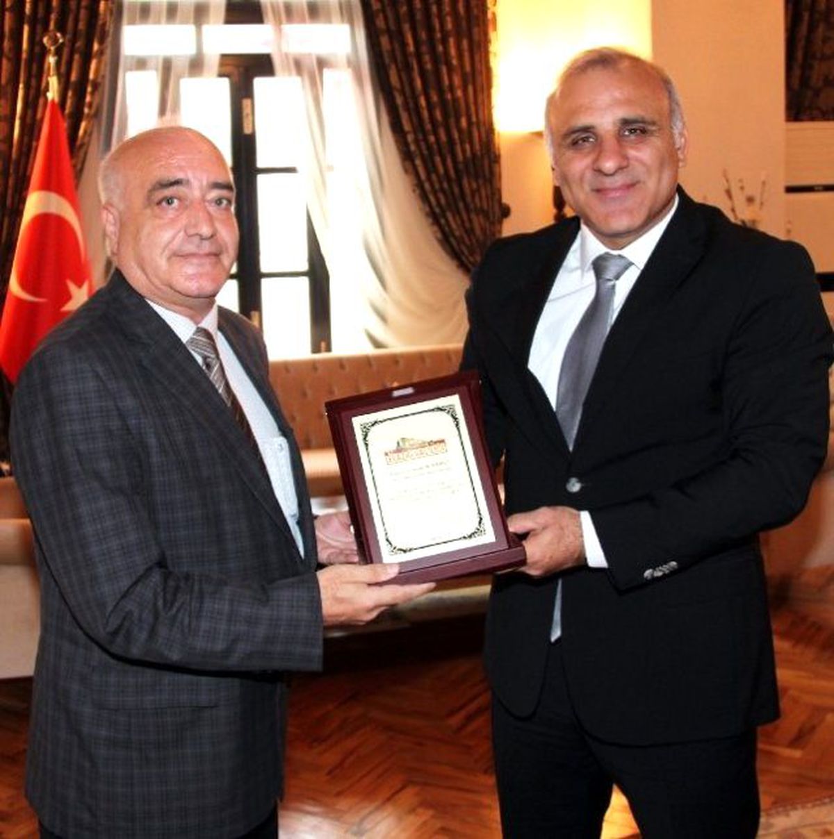 Vali Zorluoğlu\'ndan Emekli Olan Cevat Karalı\'ya Plaket