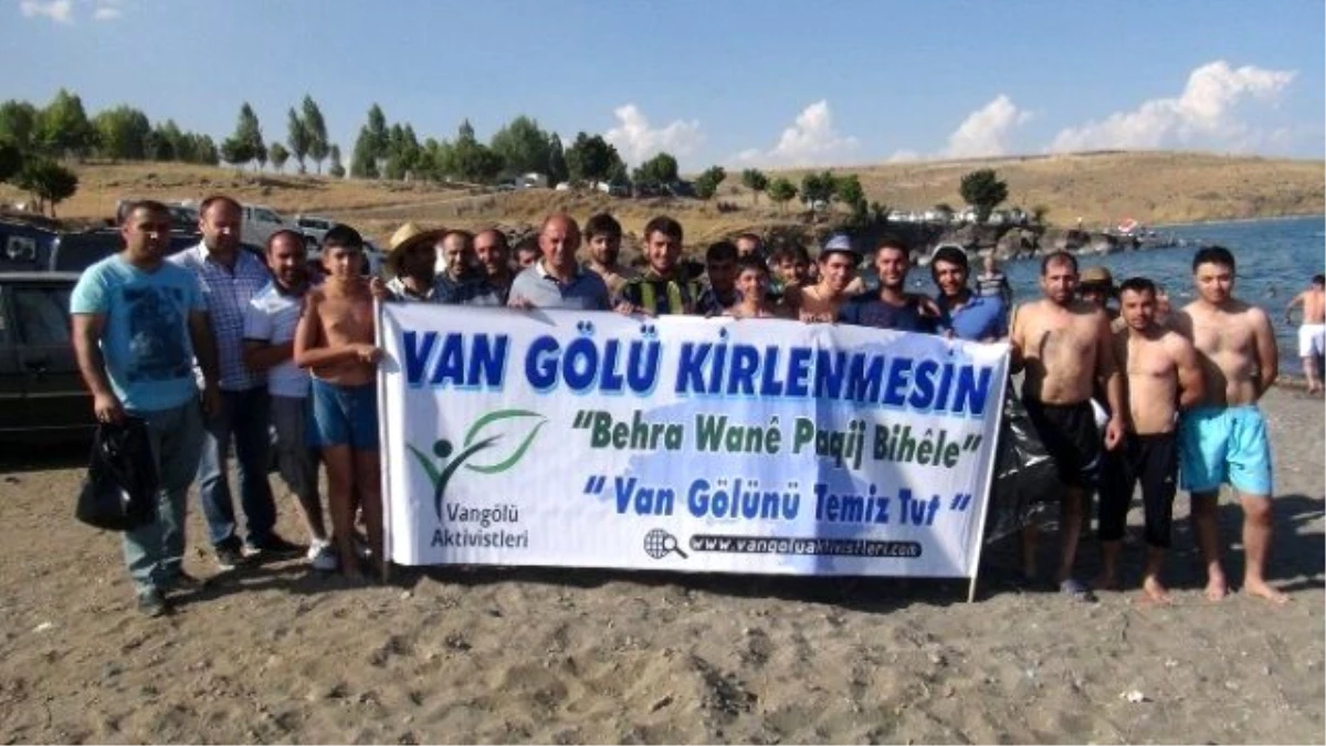 Van Gölü Aktivistlerinden Sahil Temizliği