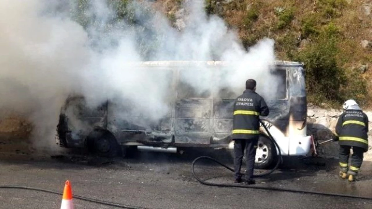 İstanbul\'dan Yeni Alınan Minibüs Küle Döndü