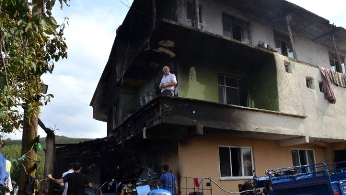 3 Katlı Bina Alevlere Teslim Oldu