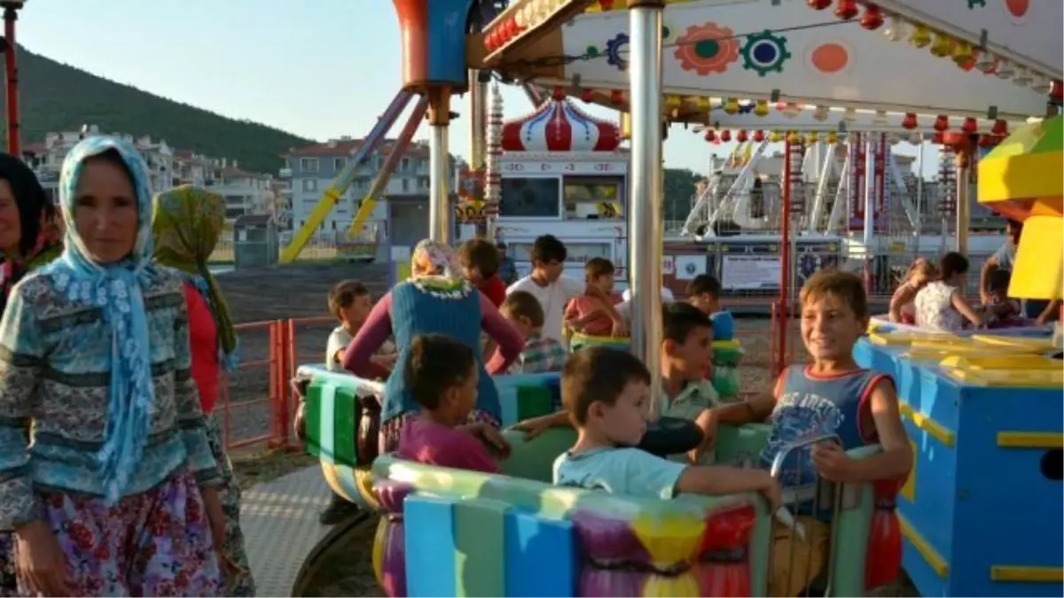 Ayvalık Belediyesi Köy Çocuklarını Lunaparkla Tanıştırdı