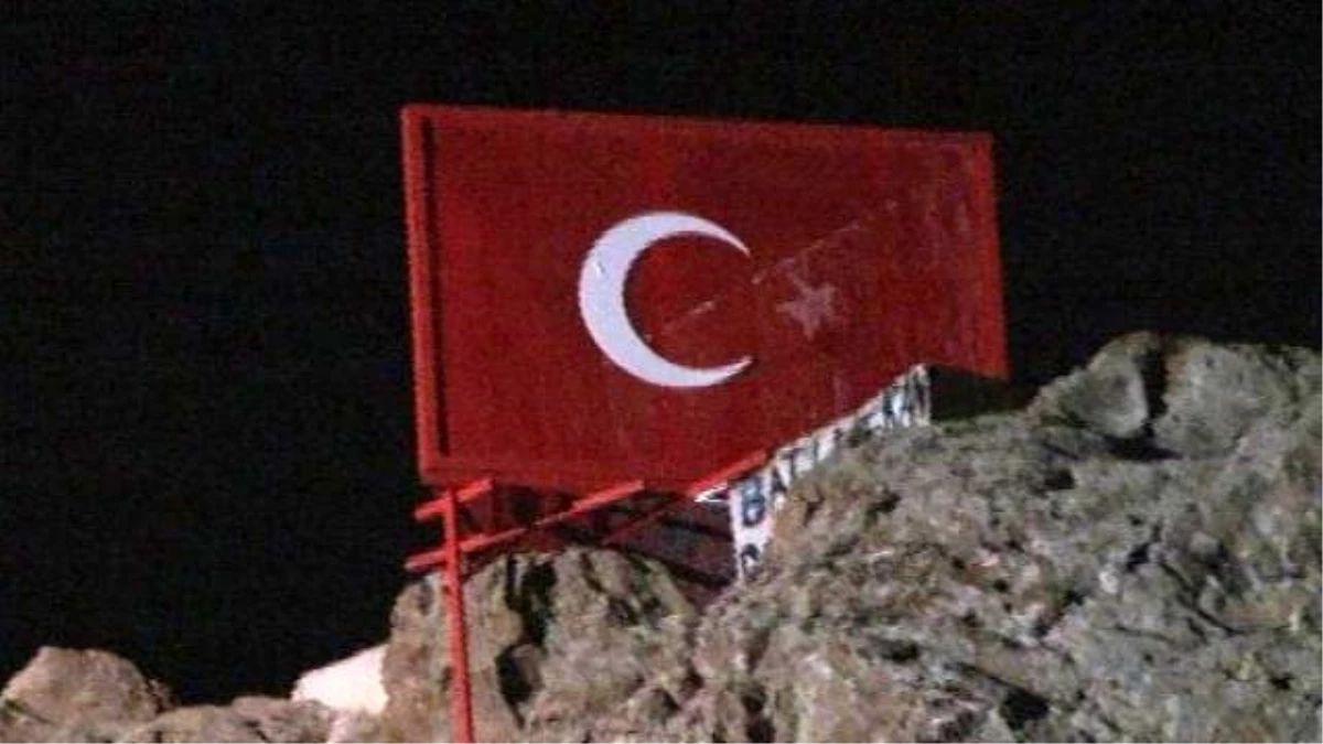 Başkent\'te Türk Bayrağı\'nın Yıldızını Söktüler