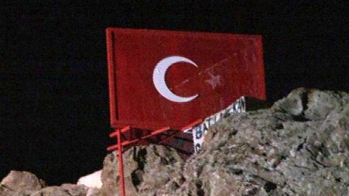 Başkent'te Türk Bayrağı'nın Yıldızını Söktüler