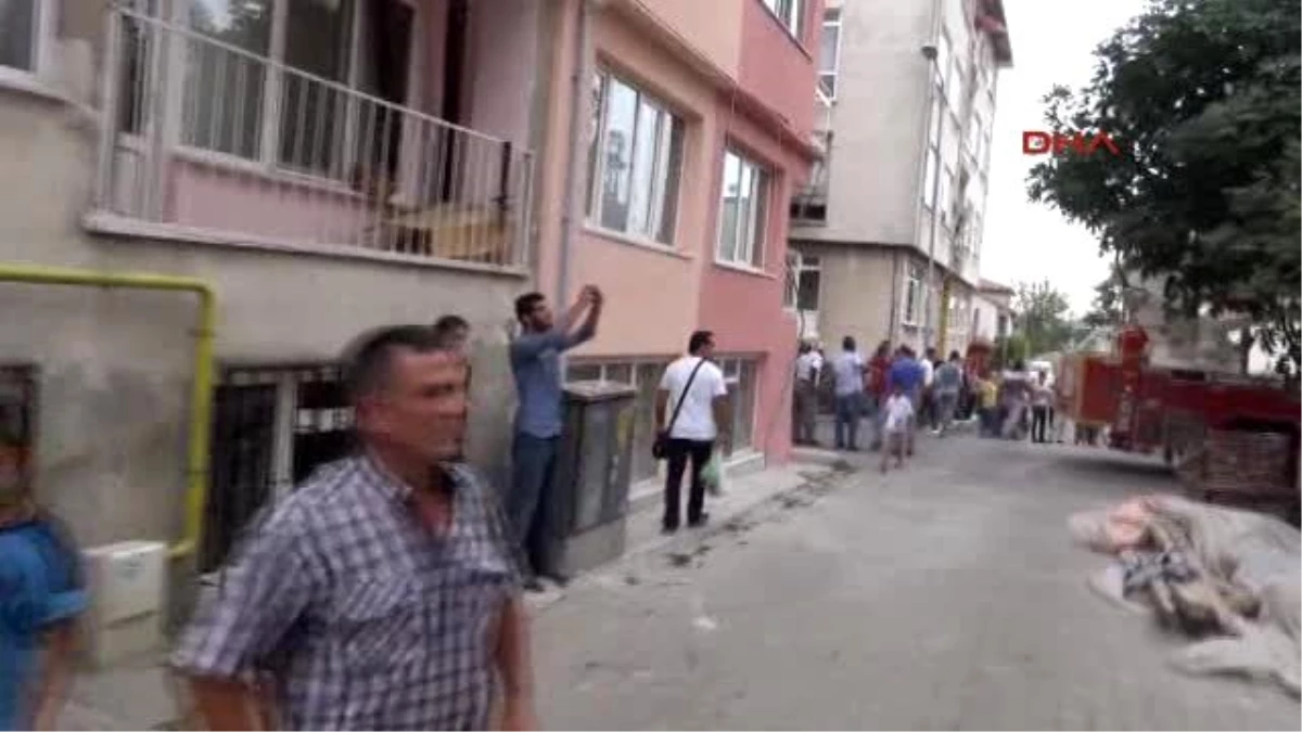 Edirne\'de İki Katlı Ahşap Bina Alevlere Teslim Oldu