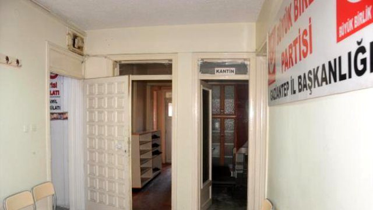Gaziantep\'te BBP İl Binasının Kapısı Kırıldı, Eşya Dağıtıldı
