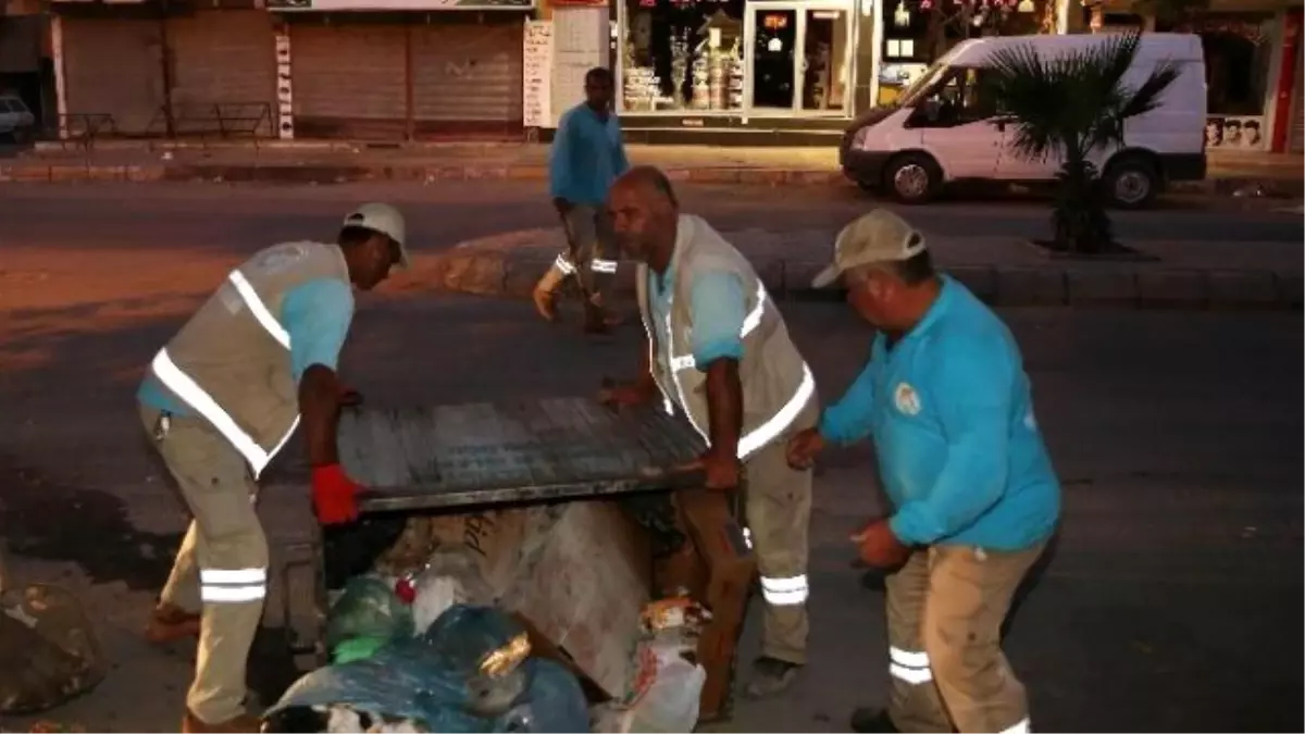 Göstericiler Tarafından Tahrip Edilen Cadde Temizlendi