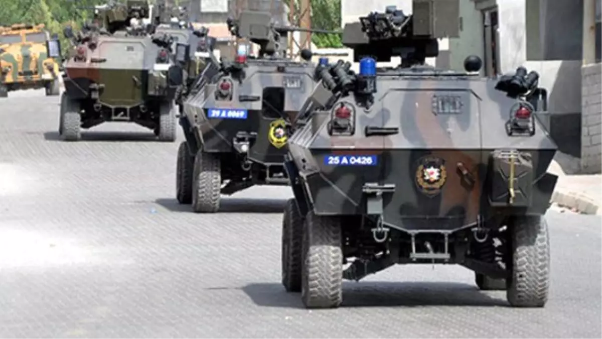 İdil\'de Polis Araçlarına Uzun Namlulu Silahlarla Saldırı