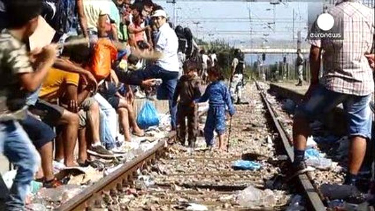 Makedonya Sınırındaki Göçmenlerin Umuda Yolculuğu Sürüyor