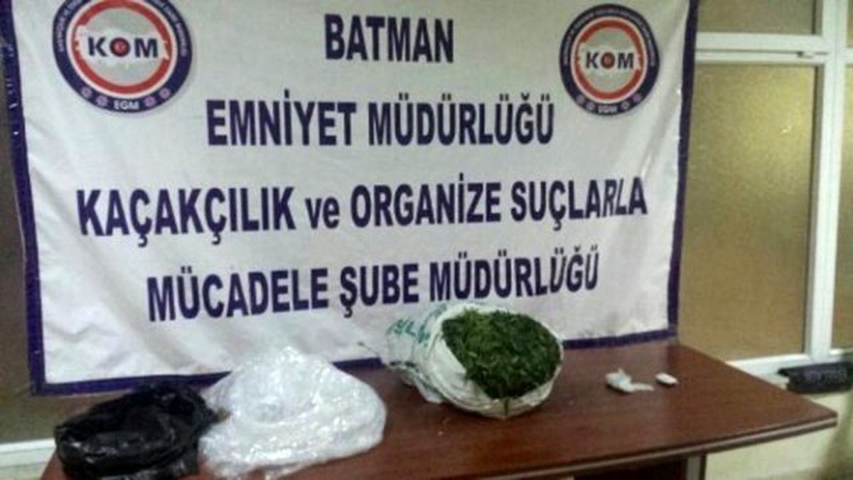Motosikletle Uyuşturucu Taşıyan İki Kişi Tutuklandı