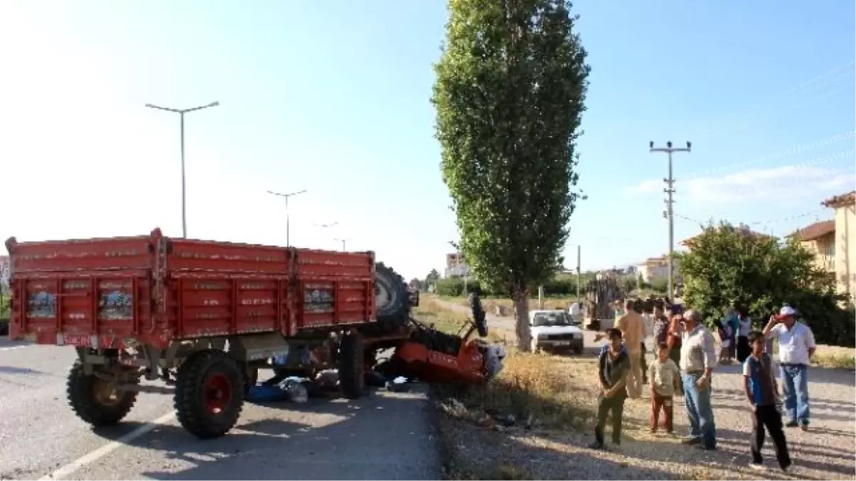 Otomobil ile Çarpışan Traktör Devrildi: 1 Ölü, 3 Yaralı