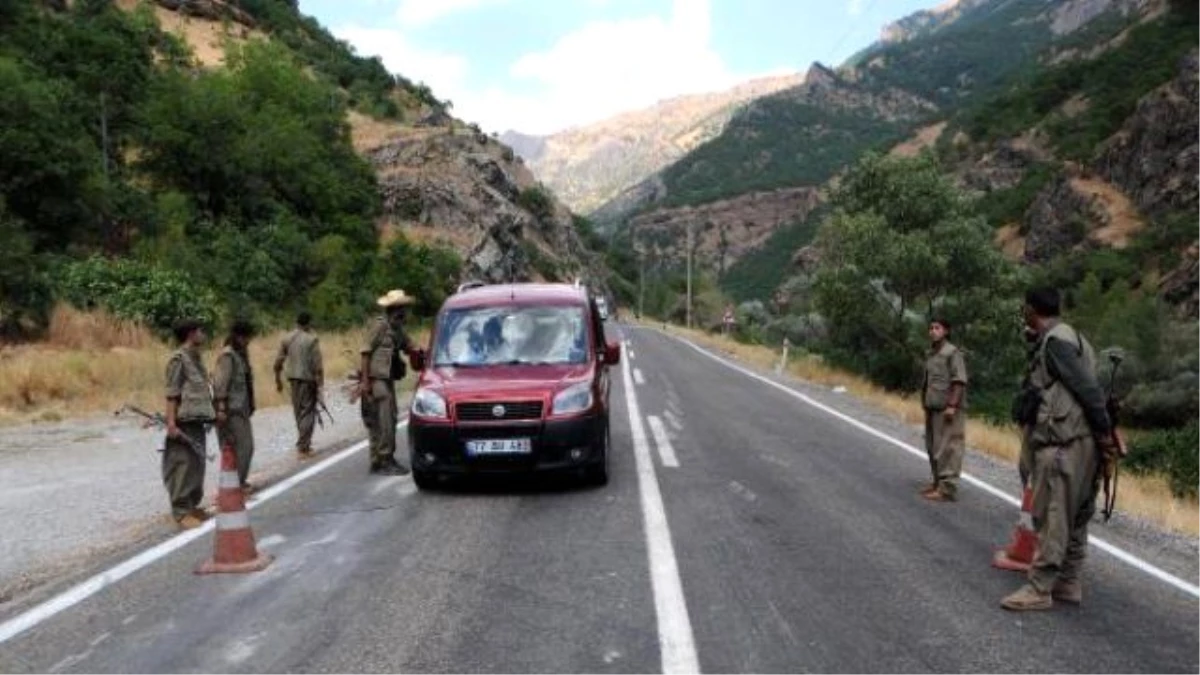 PKK\'lılar Tunceli\'de Erzincan ve Ovacık Karayollarını Kesti