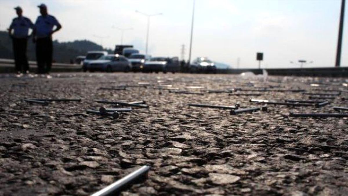 TIR'dan Yola Saçılan Çiviler Trafiği Felç Etti
