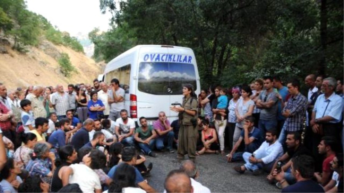 Tunceli\'de Yol Kesen PKK\'lılar 3 Aracı Yaktı