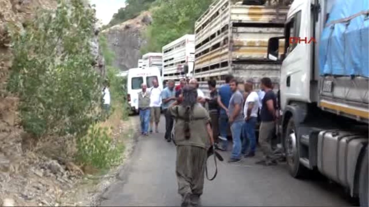 Tunceli\'de Yol Kesen PKK\'lılar 3 Aracı Yaktı