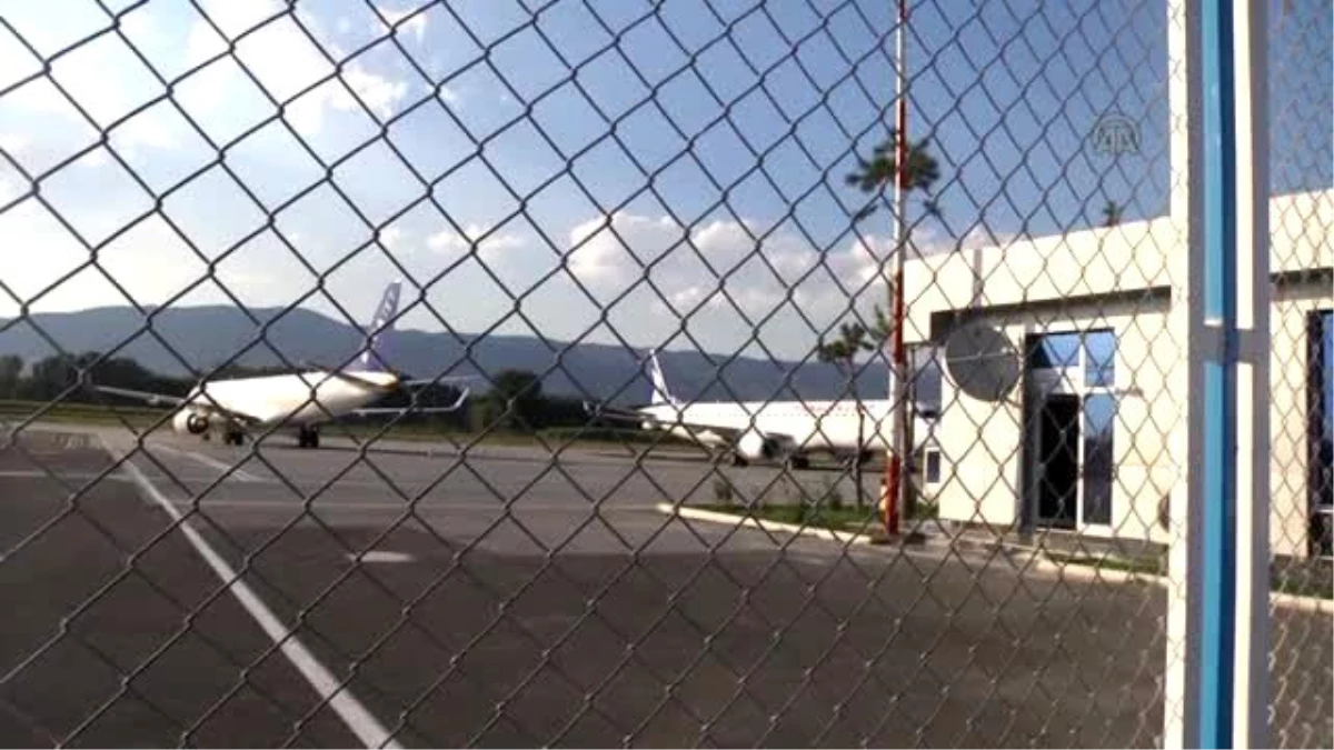 Yolcu Uçağı Piste Arızalandı, Seferler İptal Edildi