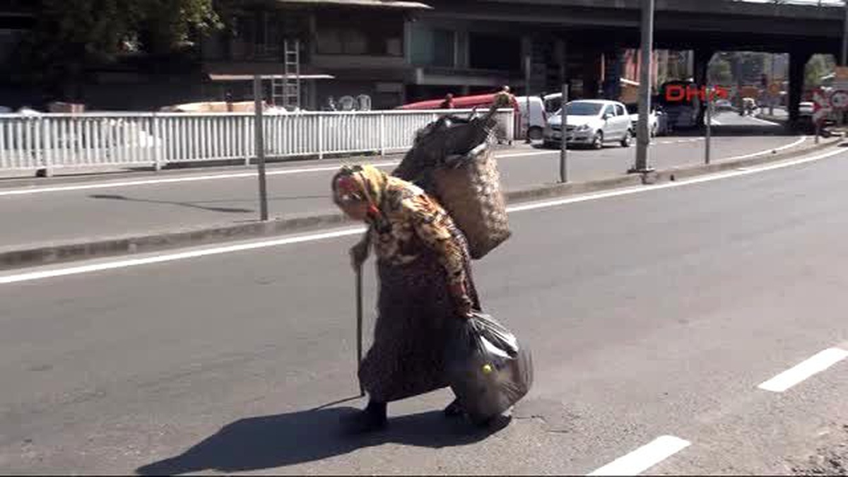 Zonguldak 76 Yaşında Sırtında Küfe ile Ekmeğini Kazanıyor