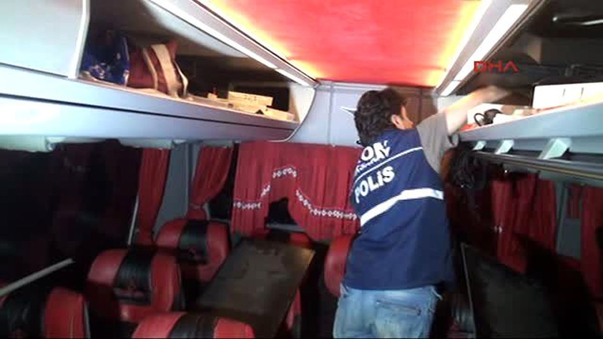 Aksaray - Durdurulan Yolcu Otobüsün Tavanında 40 Bin Paket Kaçak Sigara Ele Geçirildi