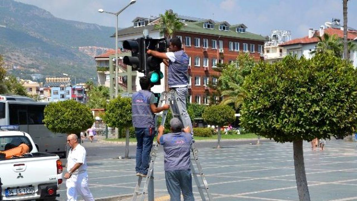 Alanya\'da Trafik Işıklarına Bakım