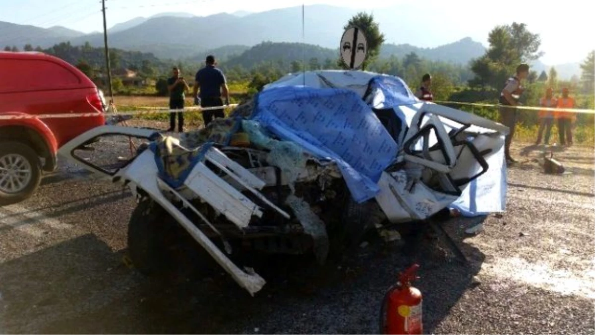 Antalya\'daki Trafik Kazasında Aynı Aileden 5 Kişi Öldü