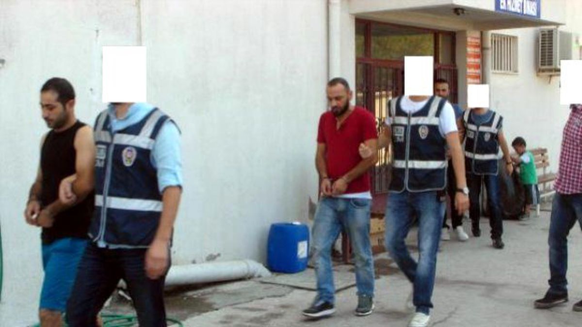Ayvalık\'ta 3 Günde, 98 Suriyeli Kaçak ile 11 Organizatör Yakalandı