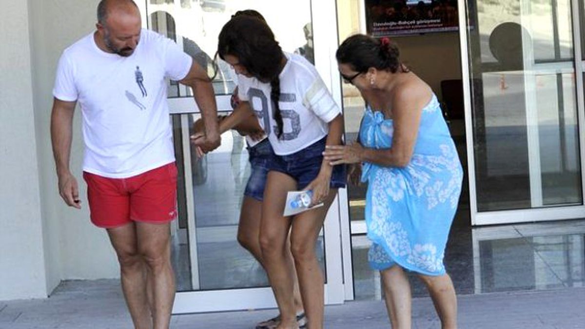 Bergüzar Korel Zehirli Balığa Bastı, Apar Topar Hastaneye Koştu