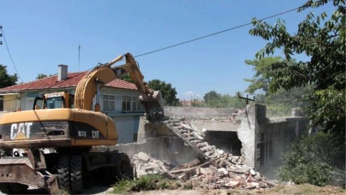 Bolu\'da Metruk Binalar Yıkılıyor