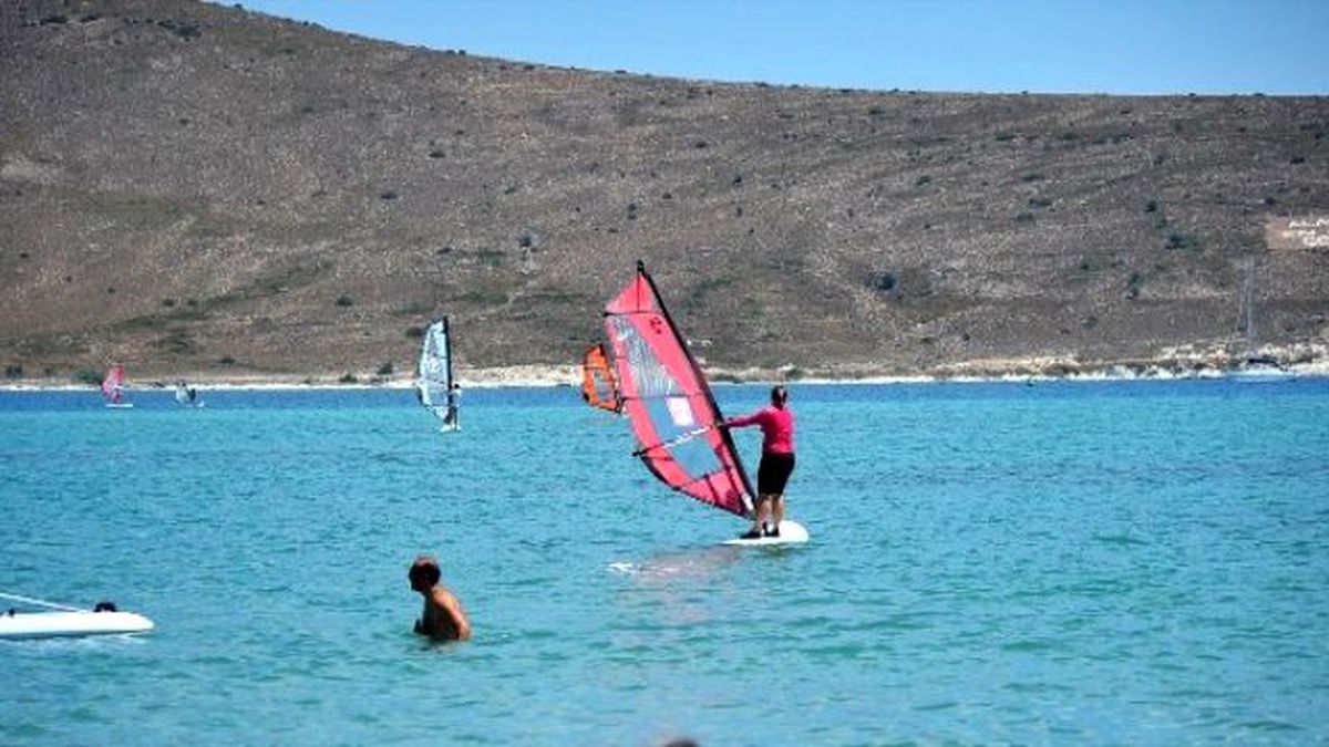 Çeşme\'de Sörfü Rüzgar Vurdu