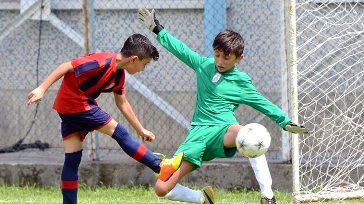 Çocuklar Sahada, Anneler Tribünde