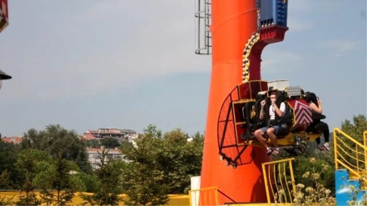 Çocuklar Tatilin Son Haftalarını Lunaparkta Geçiriyor