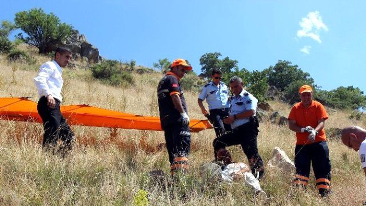 Dağın Yamacına Çakılan Paraşütçü Yaralandı