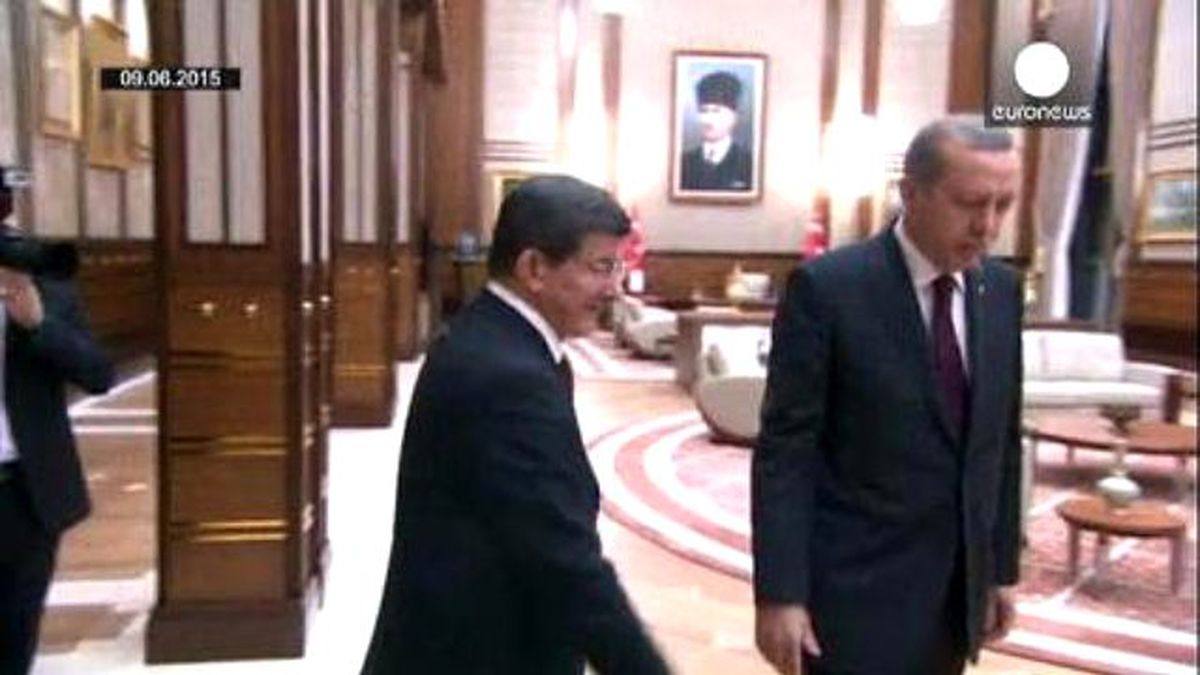 Davutoğlu Hükümeti Kurma Görevini İade Etti