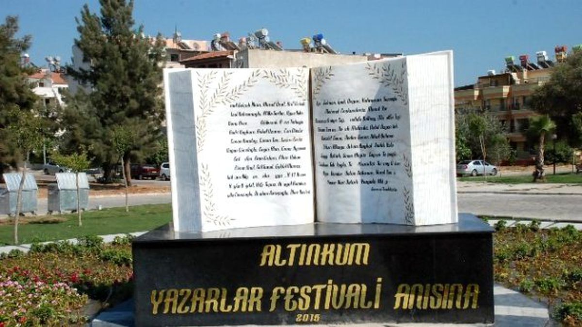 Didim\'de Yazarlar Heykeline Çirkin Saldırı