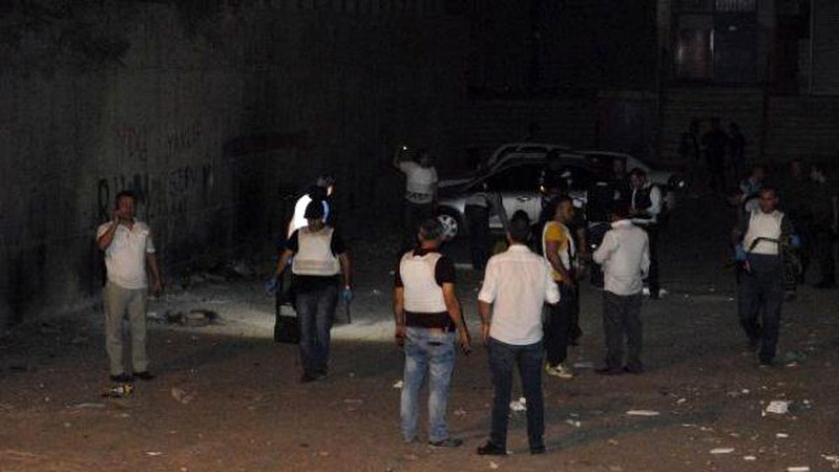 Diyarbakır\'da Emniyet\'e Silahlı Saldırı: 1 Polis Yaralı