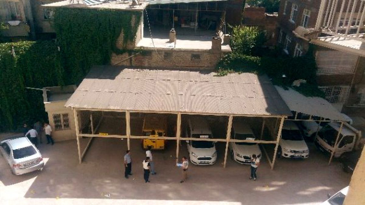 Diyarbakır\'da PTT Binasına Bombalı Saldırı