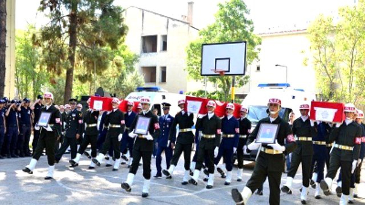 Diyarbakır\'da Şehit 3 Asker İçin Tören Düzenlendi
