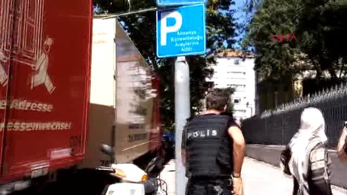 Dolmabahçe Sarayı Önünde Polise Saldırı -Aktüel -2