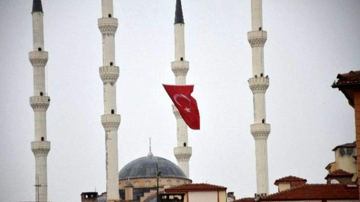 Dört Minareli Cami Türk Bayrağını Dalgalandırıyor