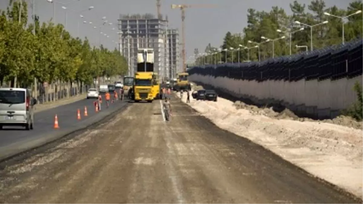 Elazığ Caddesi\'ndeki Yenileme Çalışmaları Sürüyor