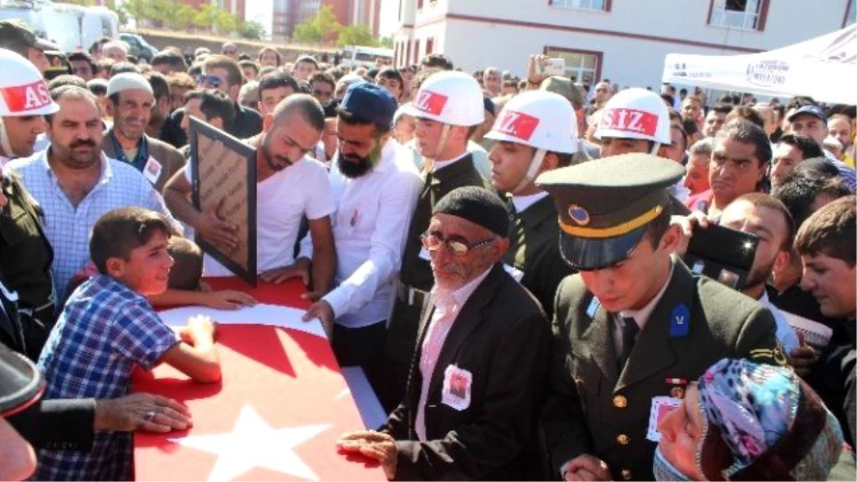 Erzurum\'da Şehit Astsubayın Cenaze Törenine Binlerce Kişi Katıldı