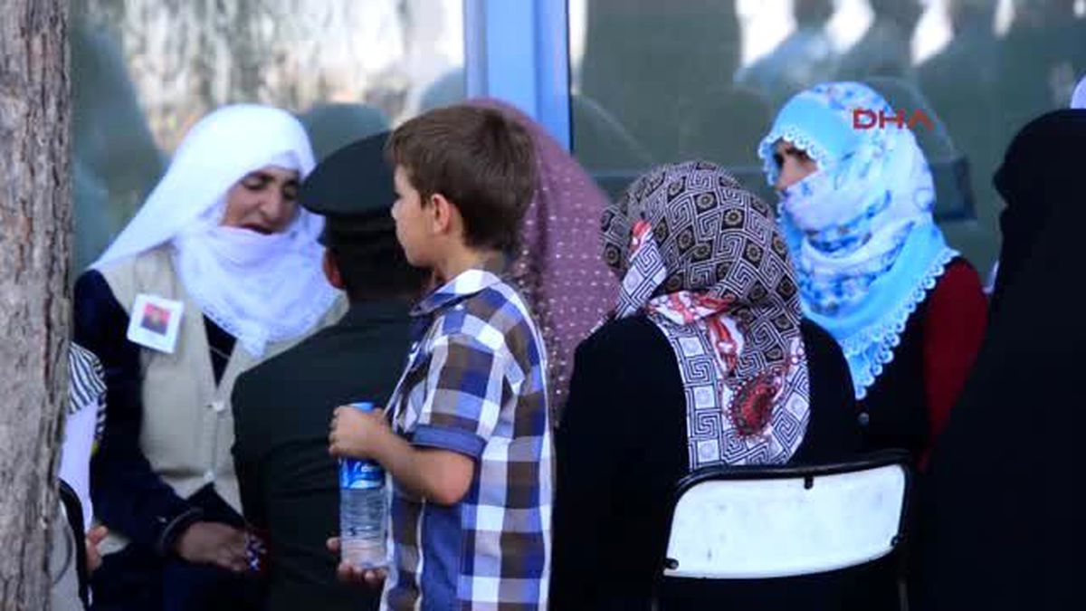 Erzurum Diyarbakır\'da Şehit Düşen Astsubay Aydemir\'in Babası Topluluğu, Çocuğumun Düğününde...