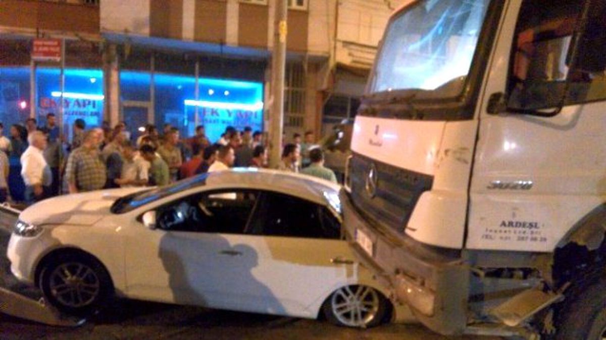 Kamyon Öndeki Otomobili Altına Aldı