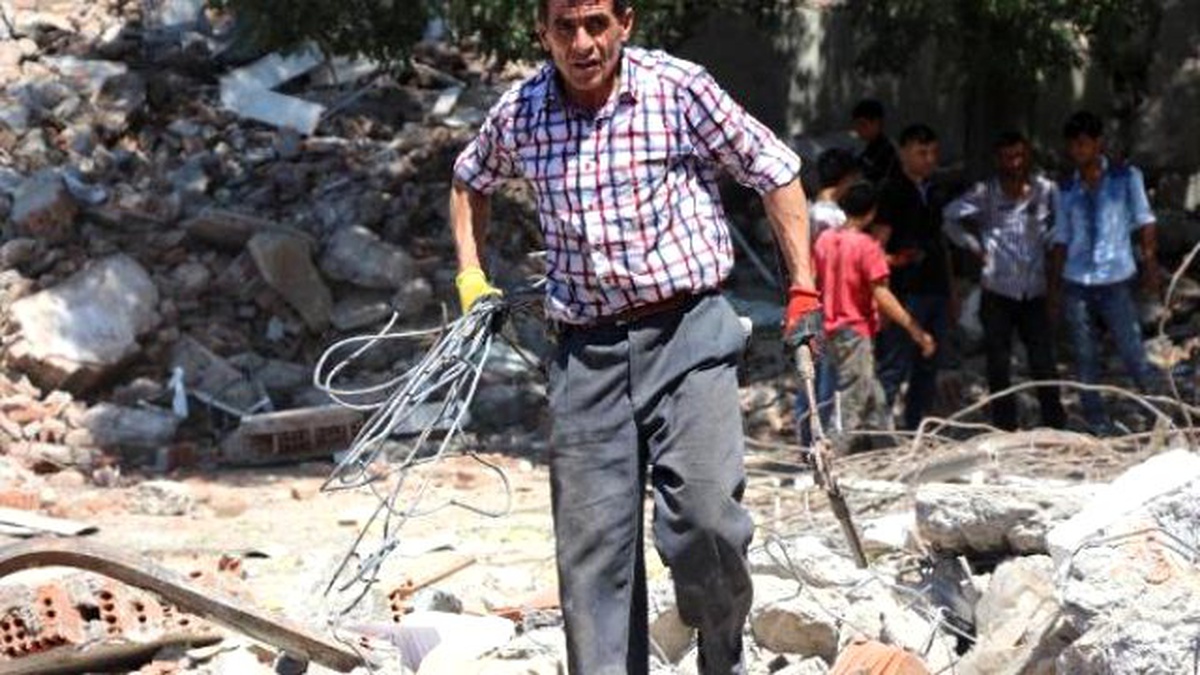 Karakol Enkazından Hurda Demir ve Tahta Toplamak İçin Yarıştılar