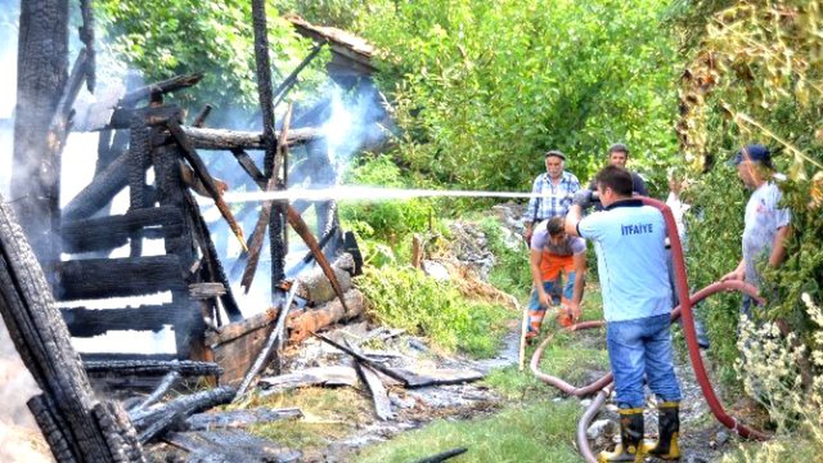 Kargı\'da Samanlıkta Çıkan Yangın Korkuttu