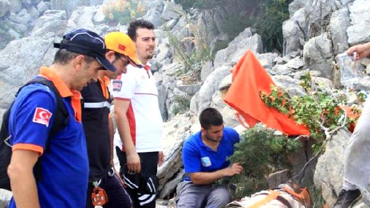 Kayalıklardan Düşen Çoban, Askeri Helikopterle Kurtarıldı